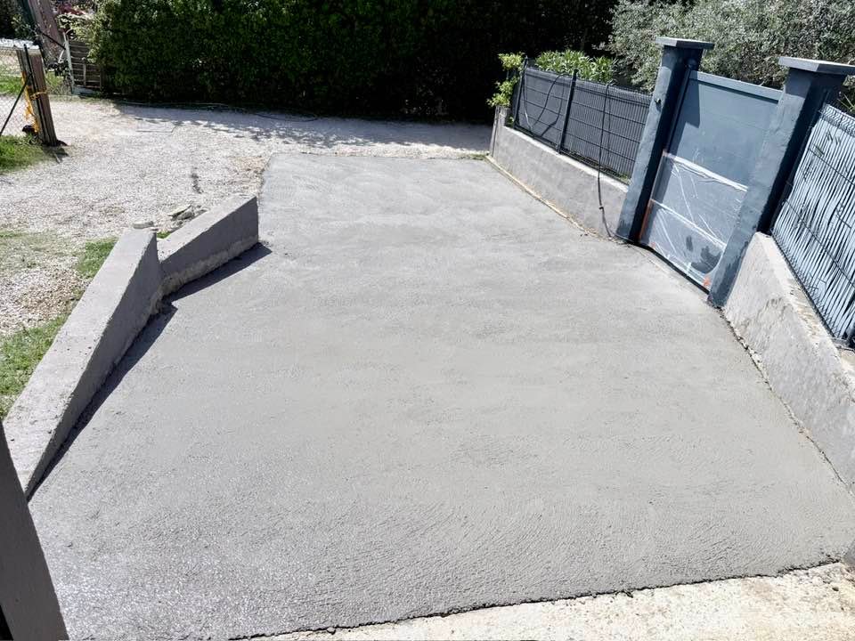 Réalisé d'un béton extérieur entrée de maison à Lauris en France