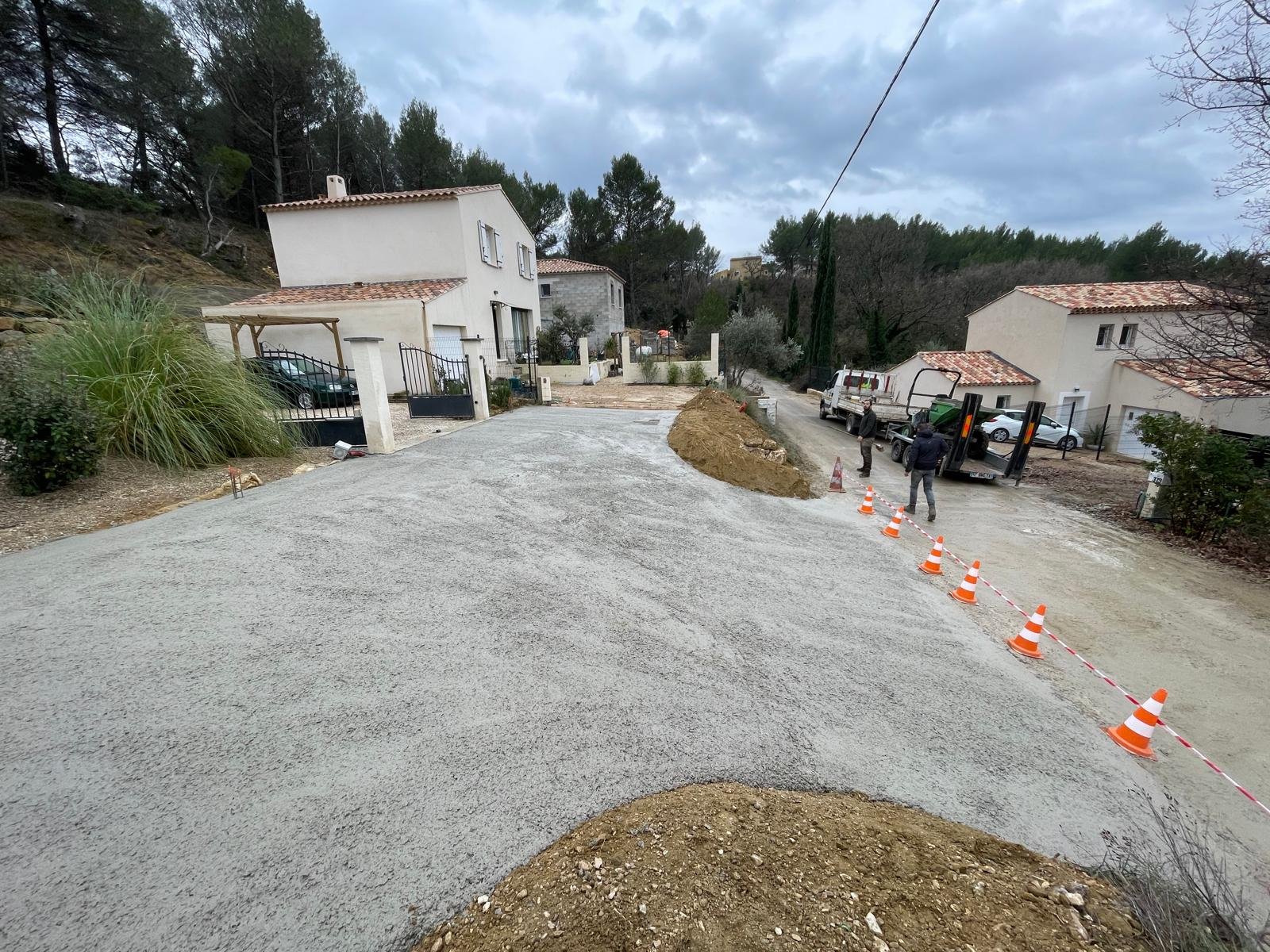 Dalle béton terminé par NBLTP devant l'entrée de résidence dans la ville de Lauris