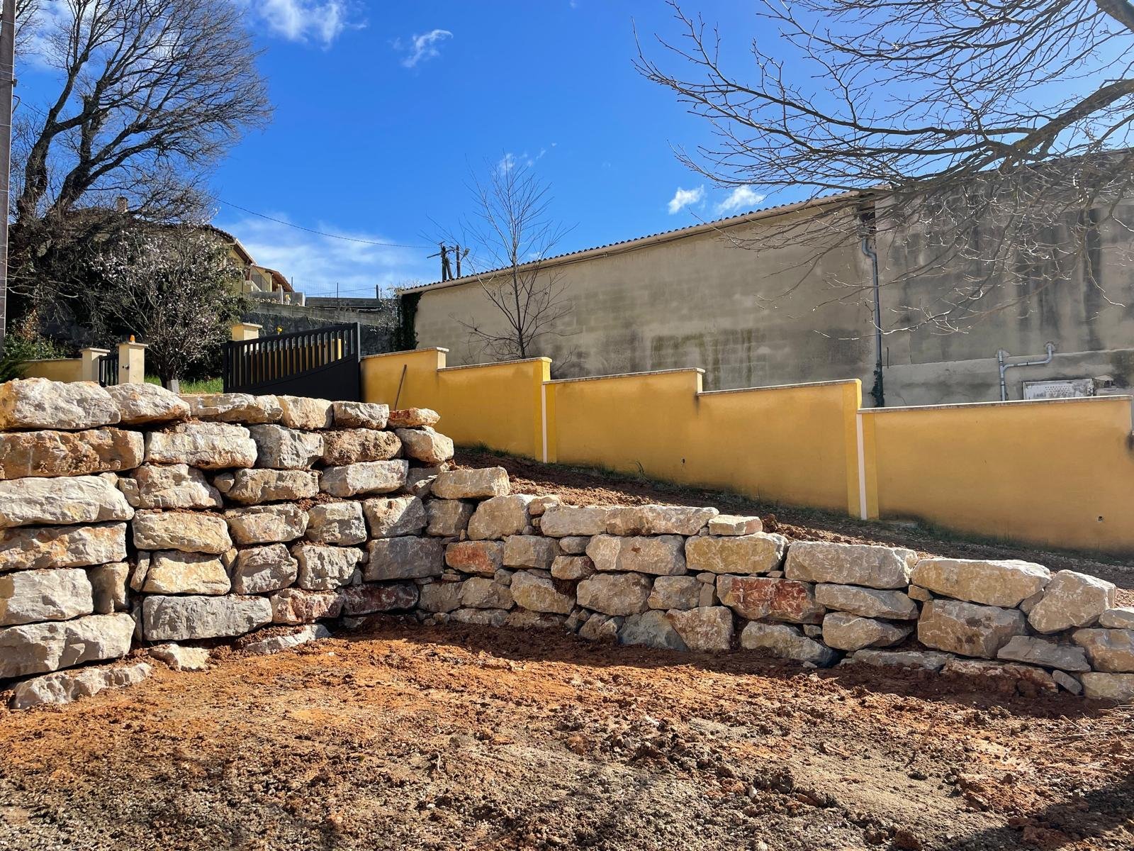 Enrochement_La_Bastide_des_Jourdain Réalisation par NBLTP d'un mur d'enrochement à la Bastide des Jourdans dans le Vaucluse