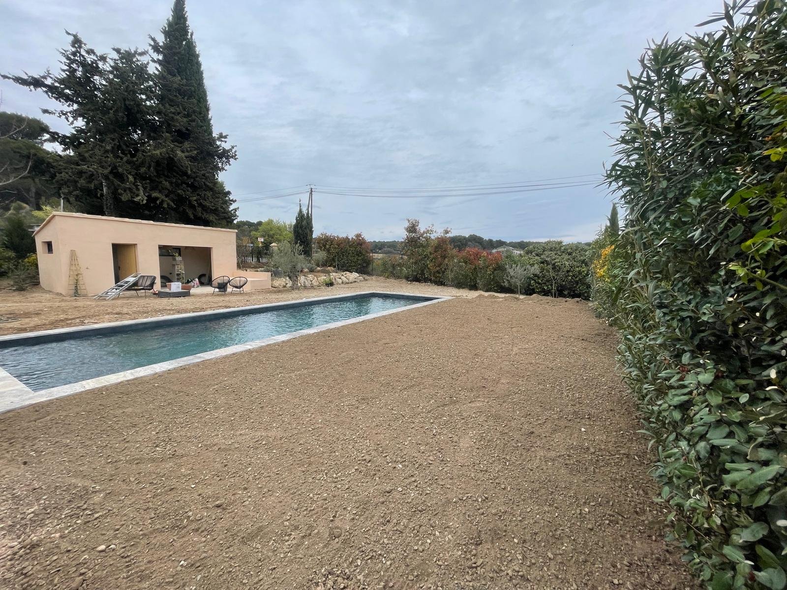 Terrassement et nivellement de terrain autour d une piscine couloir de nage à Puyricard par NBLTP