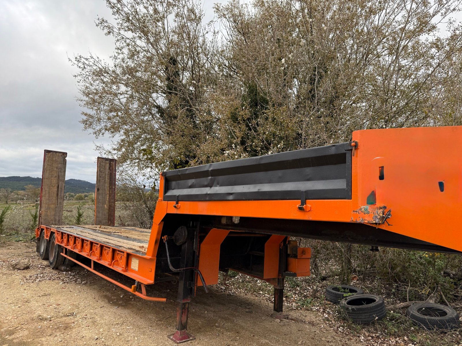 Remorque porte-char orange avec rampes pour transfert d engins TP et machines lourdes Sud Luberon NBLTP